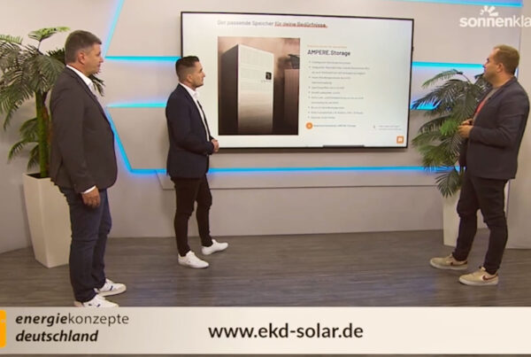 Drei Personen bei Sonnenklar TV halten eine Präsentation