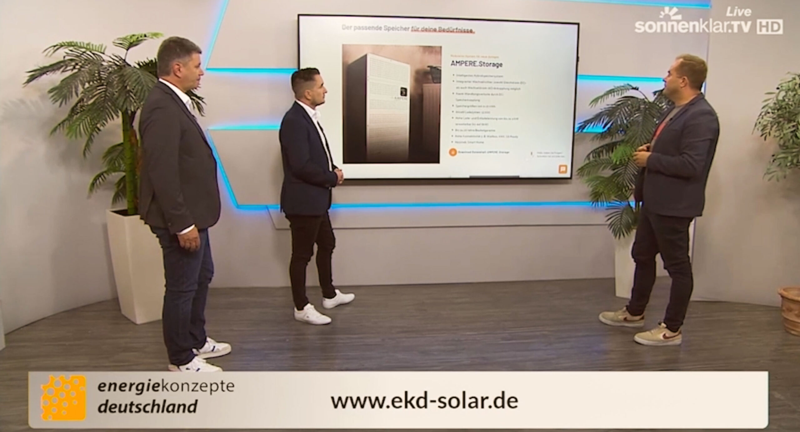 Drei Personen bei Sonnenklar TV halten eine Präsentation