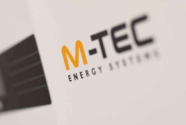 Logo von M-Tec Energy Systems auf Wand
