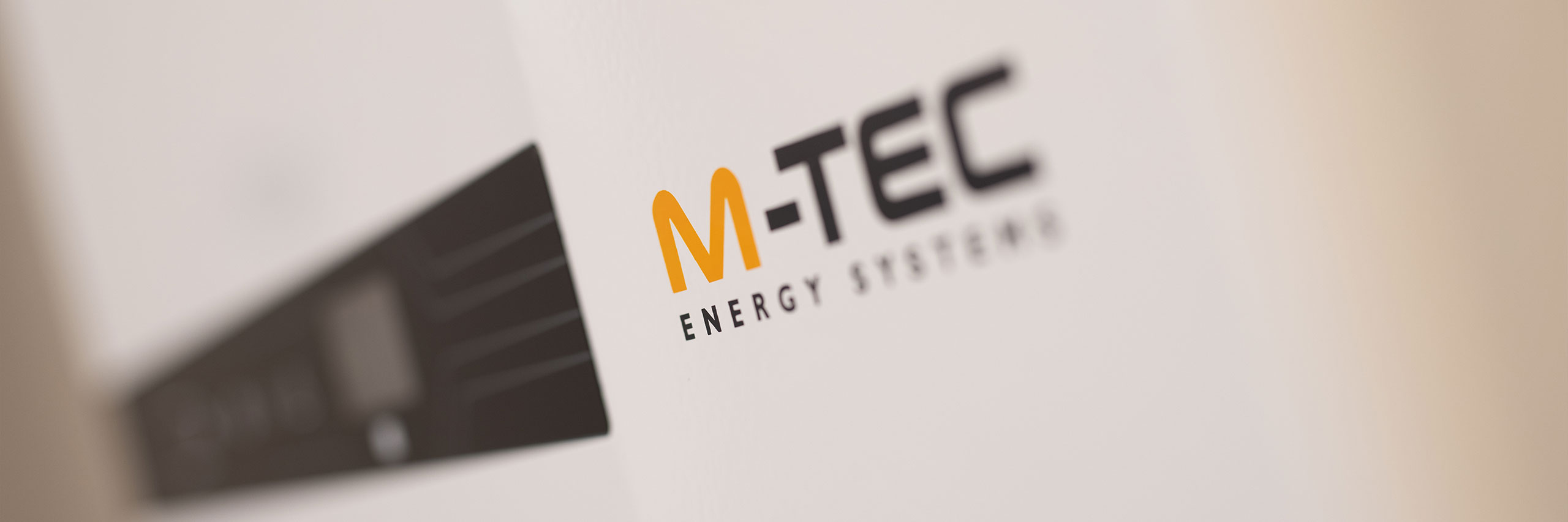 Logo von M-Tec Energy Systems auf Wand