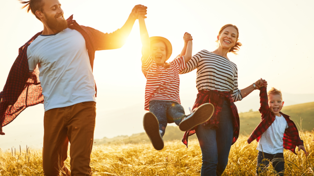 Familie mit 2 Kindern vor Sonnenaufgang