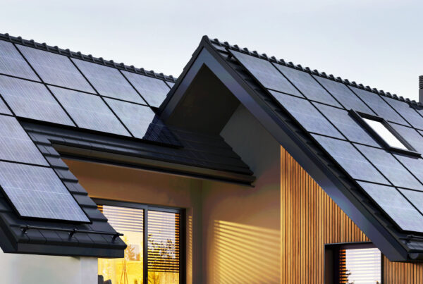 Solarmodule auf einem modernen Haus