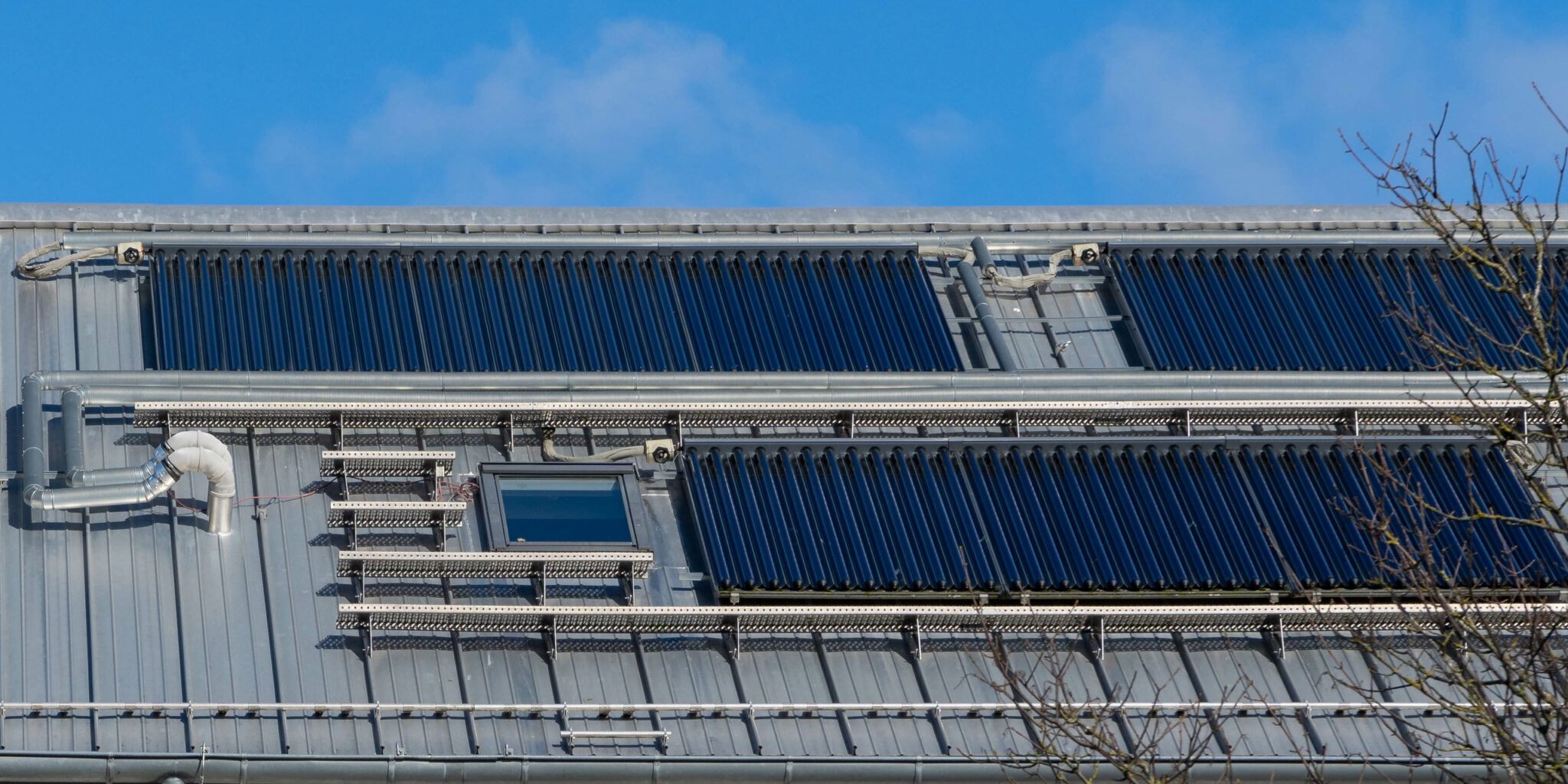 Solarthermieanlage auf Dach mit Rohren