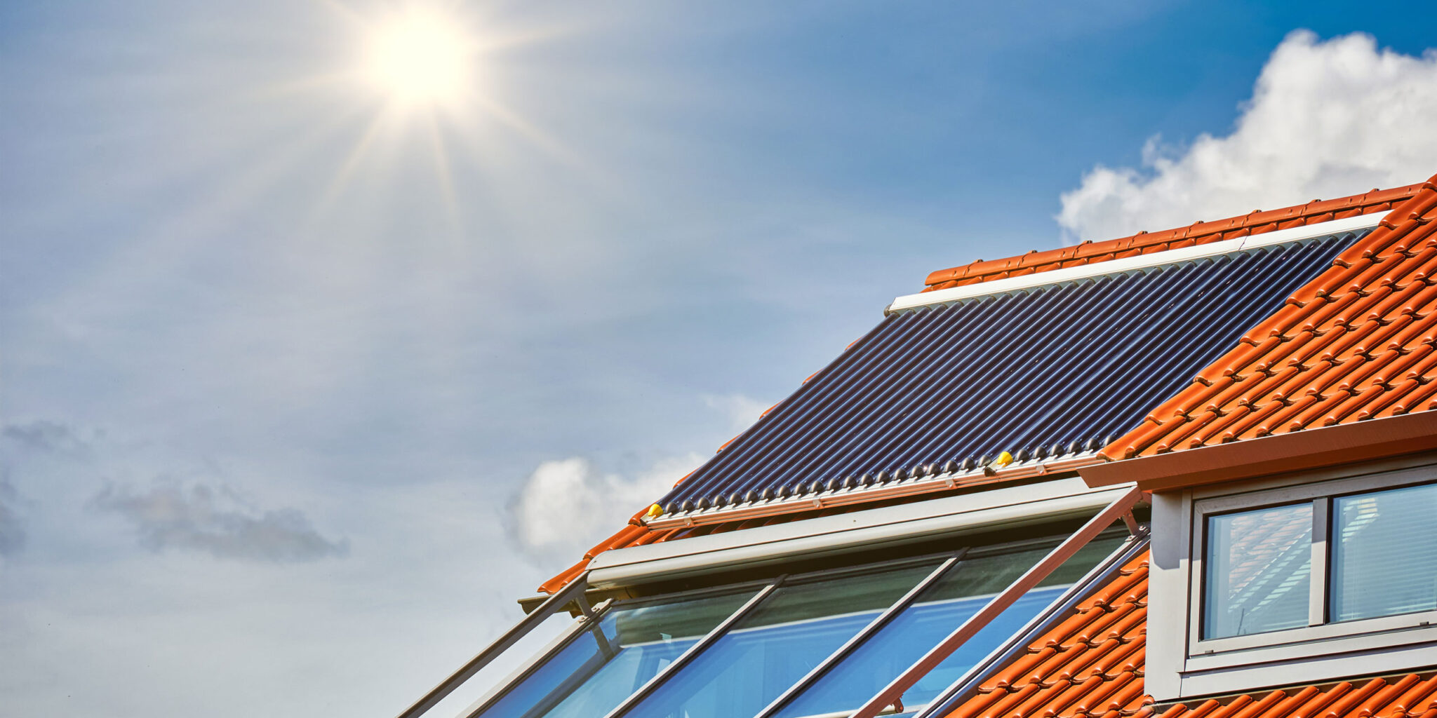 Solarthermieanlage auf Dach bei Sonnenschein