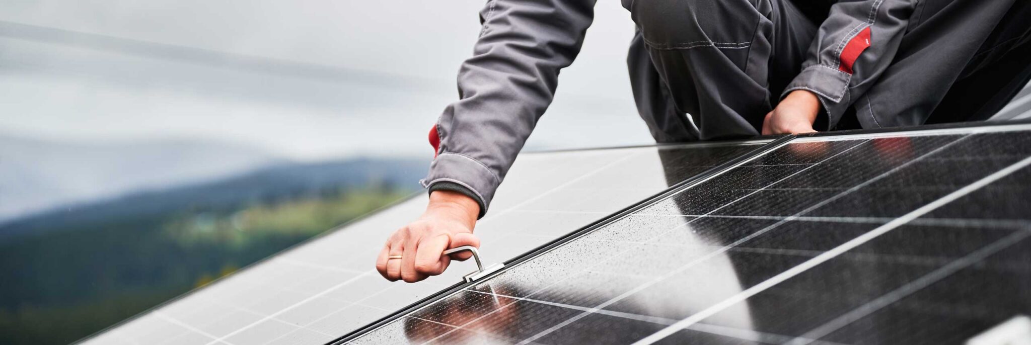 Installation einer Photovoltaikanlage auf einem Dach