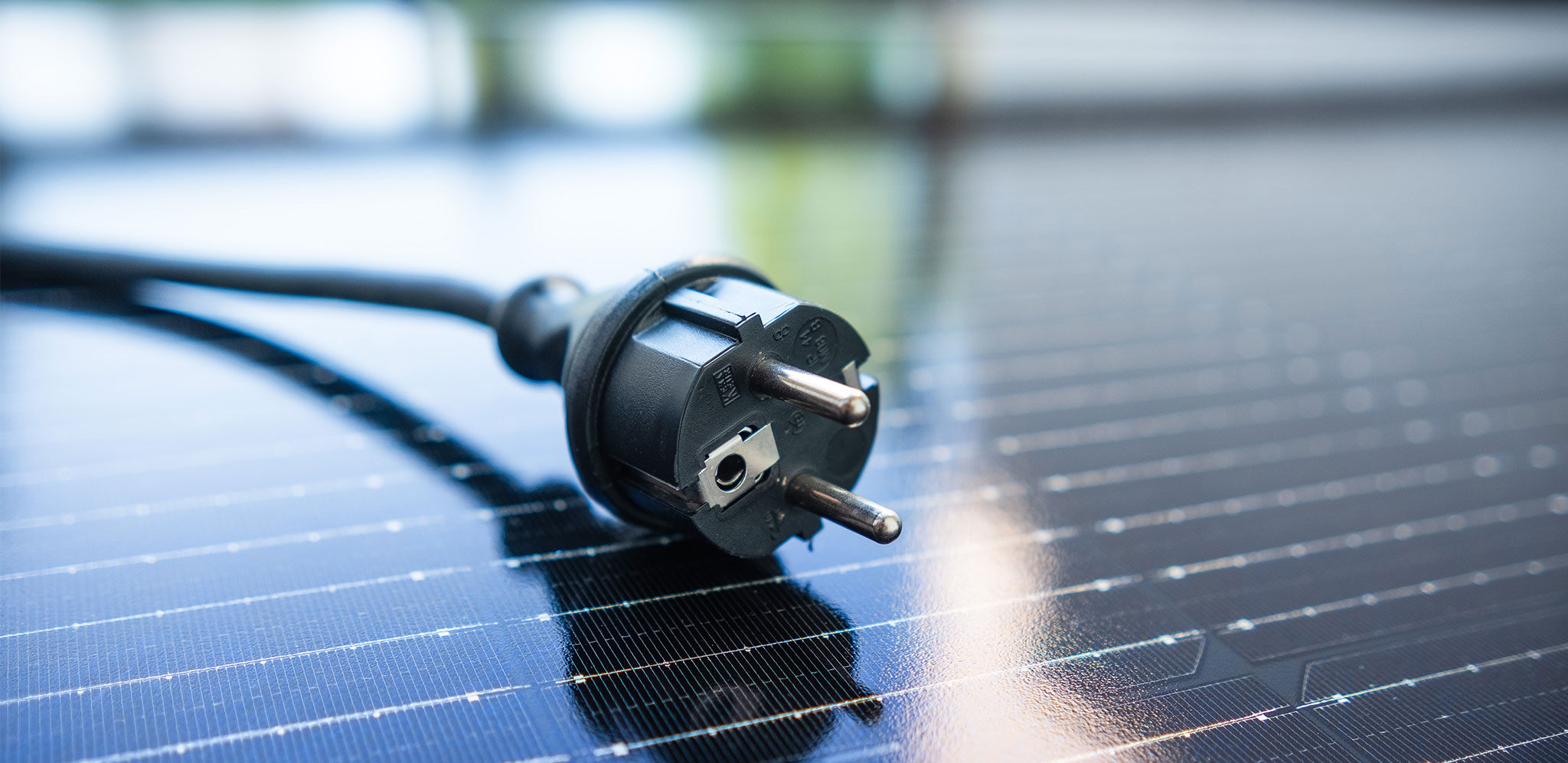 Balkonkraftwerk Komponenten: Stecker auf einem Solarpanel