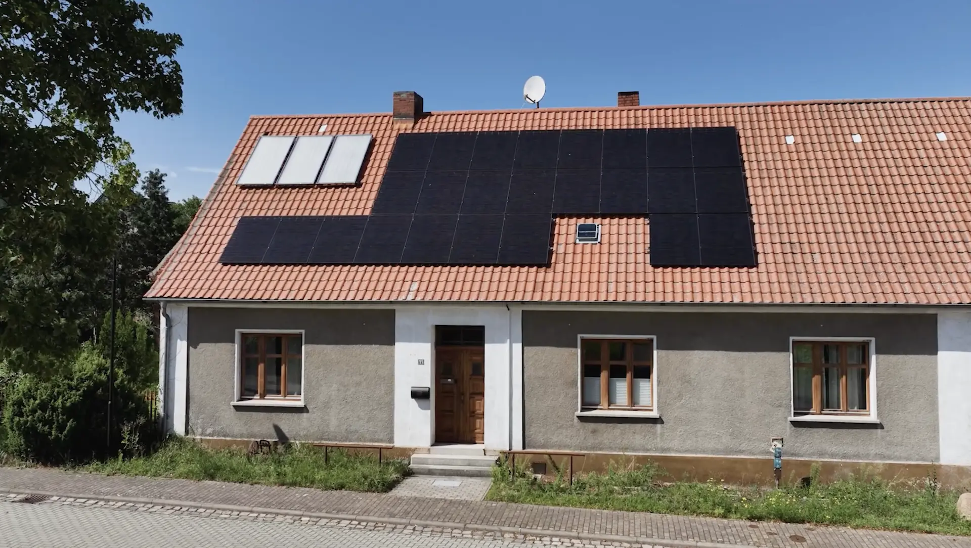 Frontale Aufnahme von Bea und Daniels Haus mit EKD Solaranlage
