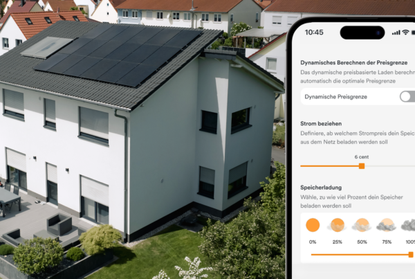 Haus mit Solaranlage auf Dach im Hintergrund, im Vordergrund: Handy-Display mit Solaranlage App AMPERE.IQ mit der Funktion "Dynamisches preisbasiertes Laden"