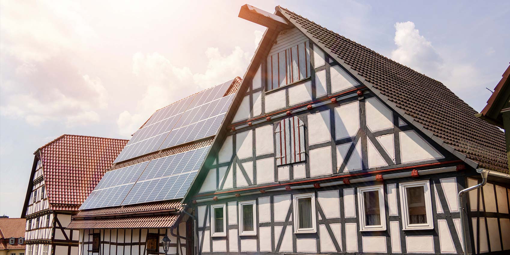 Altes Fachwerkhaus mit Solaranlage auf dem Dach