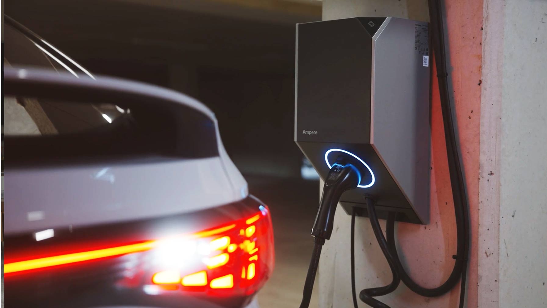 E-Auto wird an der Wallbox Ampere.ChargePro und über die Solaranlage geladen