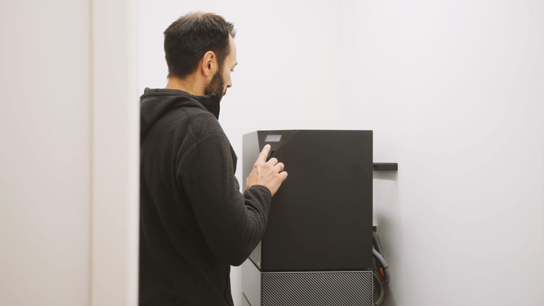 Kunde bedien Speicher Ampere.Storage. Dieser ist verbunden mit der Solaranlage.