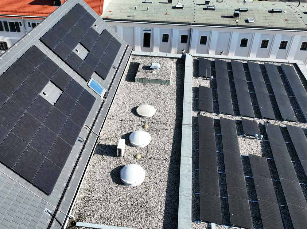 PV-Großanlage auf dem Dach der Förderschule Schloss Schönefeld, Solarmodule auf dem Dach im Fokus