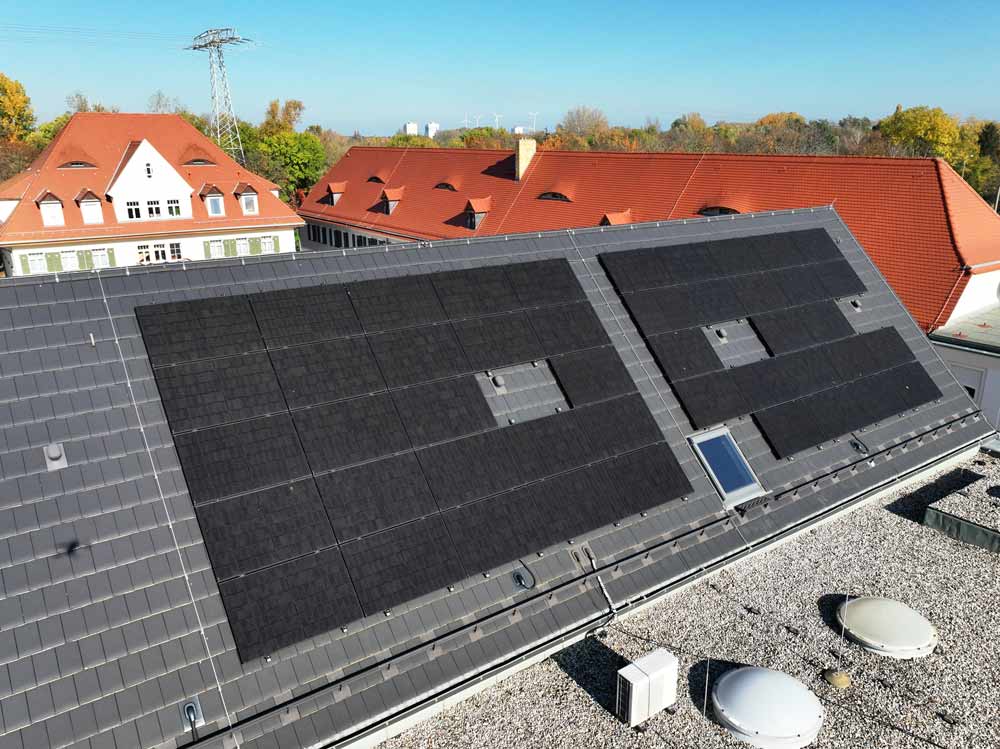 PV-Großanlage auf dem Dach der Förderschule Schloss Schönefeld, Blick auf die Solarmodule