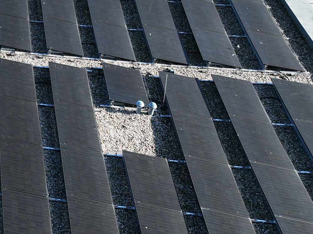PV-Großanlage auf dem Dach der Förderschule Schloss Schönefeld, Detailansicht der Solarmodule