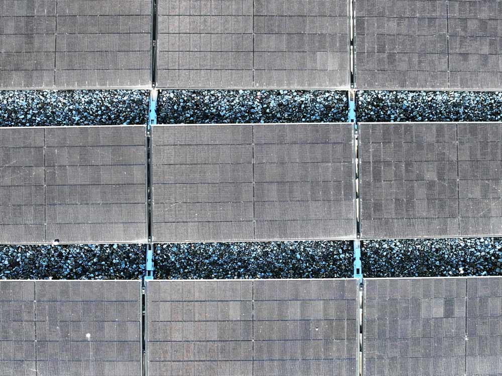 PV-Großanlage auf dem Dach der Förderschule Schloss Schönefeld, Solarmodule von oben im Detail