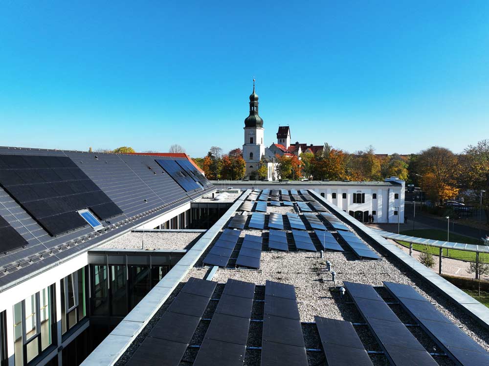 PV-Großanlage auf dem Dach der Förderschule Schloss Schönefeld