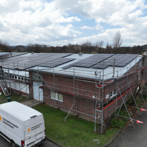 Montage der Solar-Großanlage bem Bau Bildung Sachsen e.V. in Bautzen