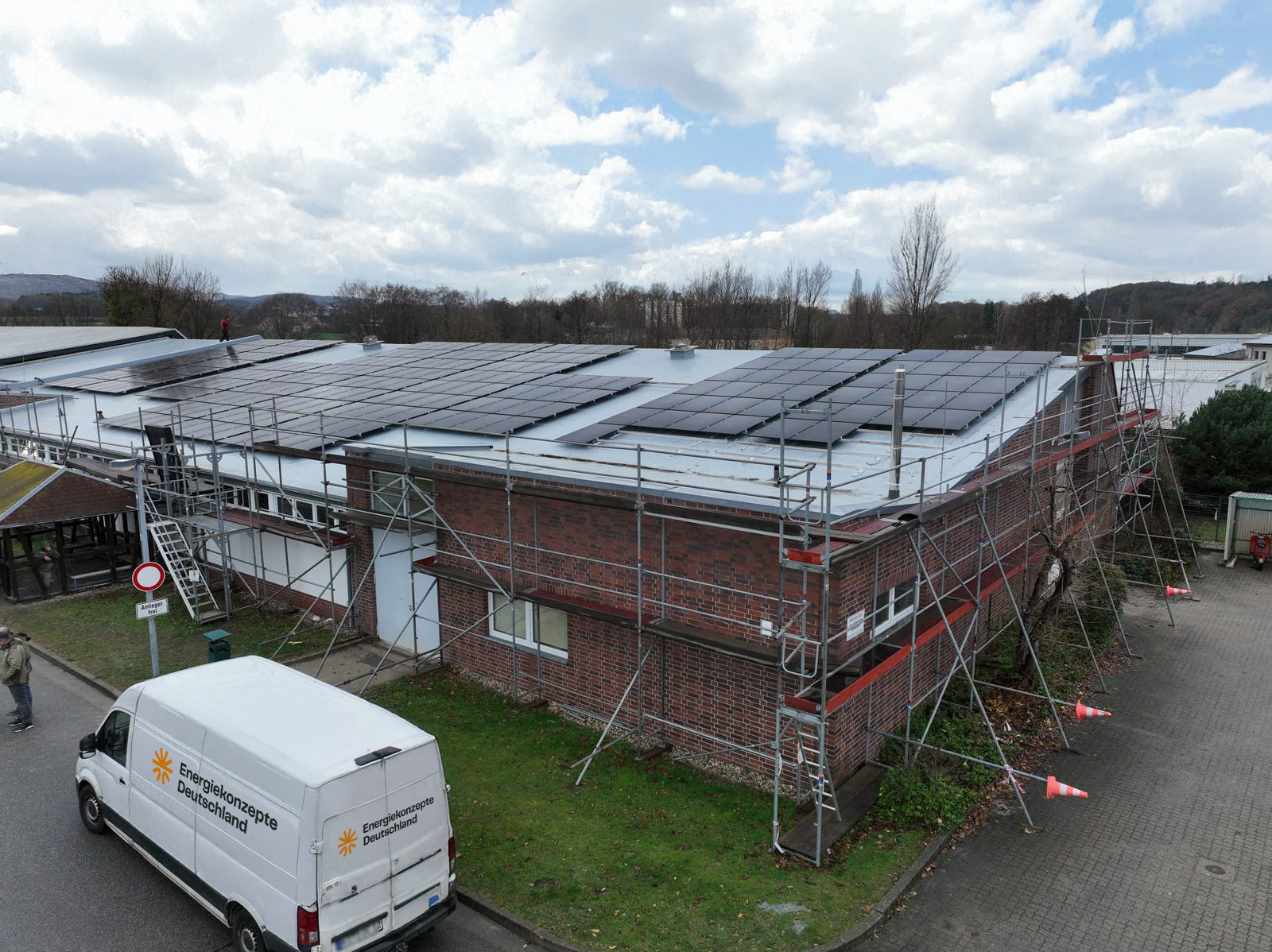 Montage der Solar-Großanlage bem Bau Bildung Sachsen e.V. in Bautzen