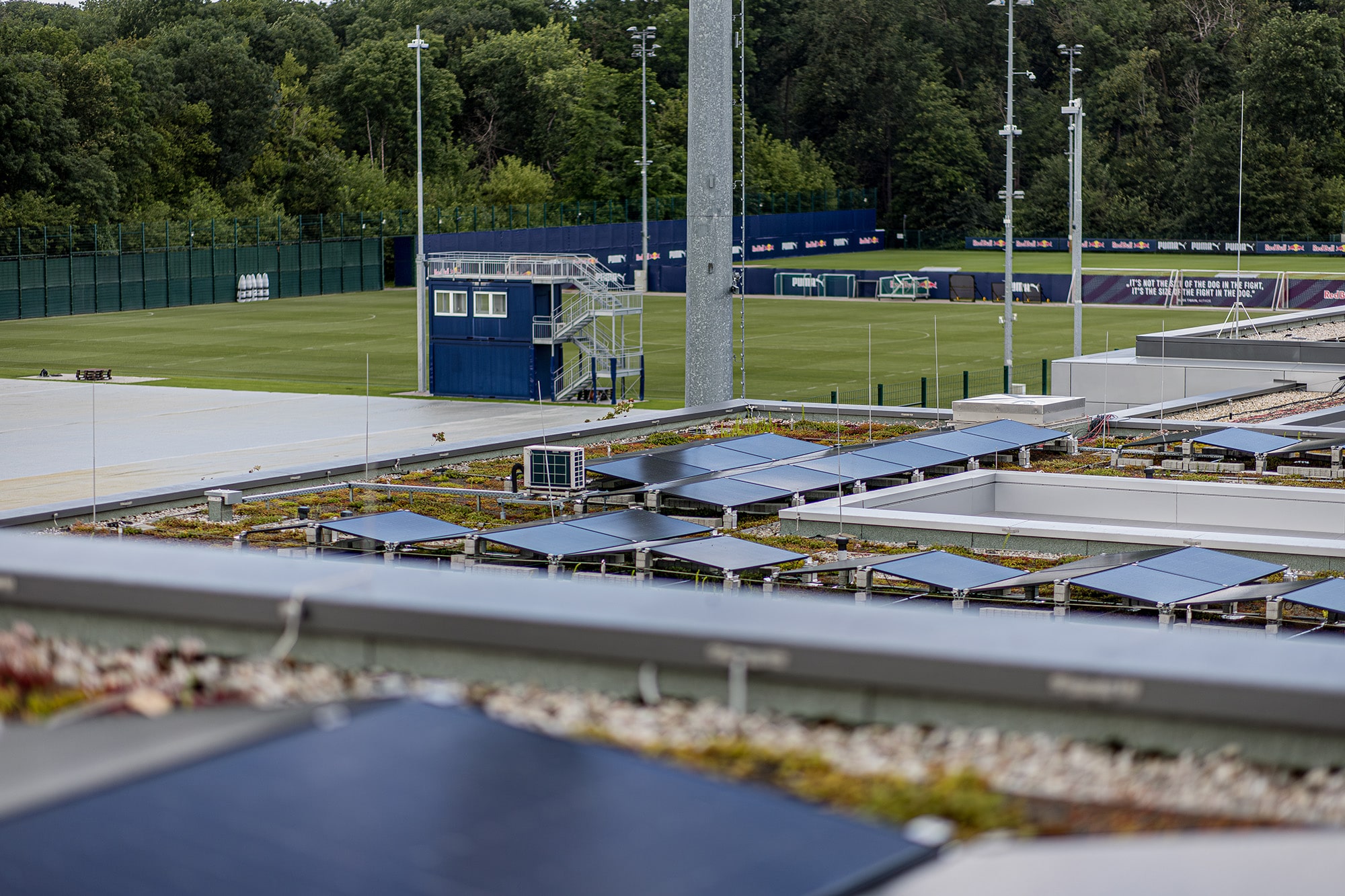 Solar-Großanlage auf dem Dach der Akademie des RB Leipzig Trainingszentrums