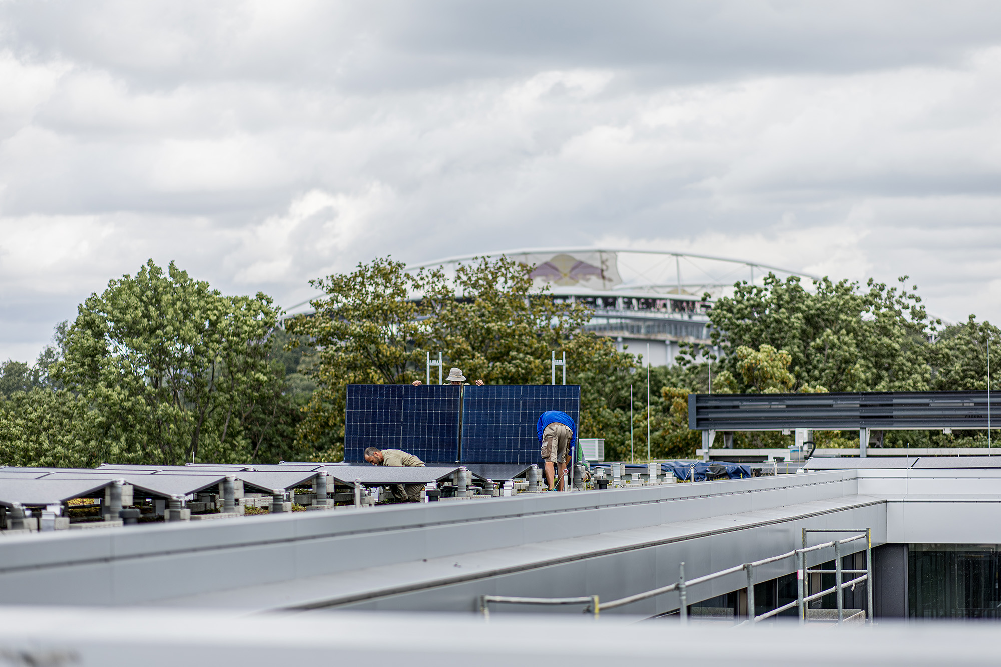 Montage der Solar-Großanlage auf dem Dach der Akademie des RB Leipzig Trainingszentrums