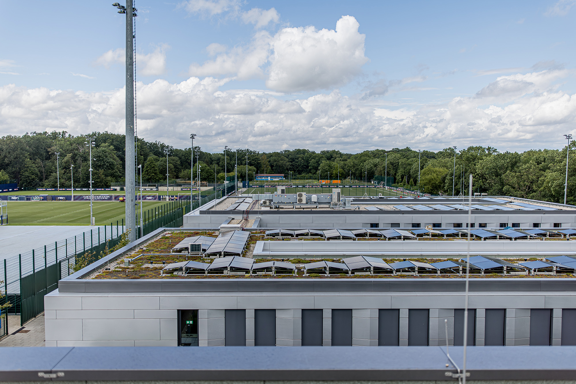Trainingszentrum RB Leipzig, Luftaufnahme mit Gebäuden und Spielfeldern