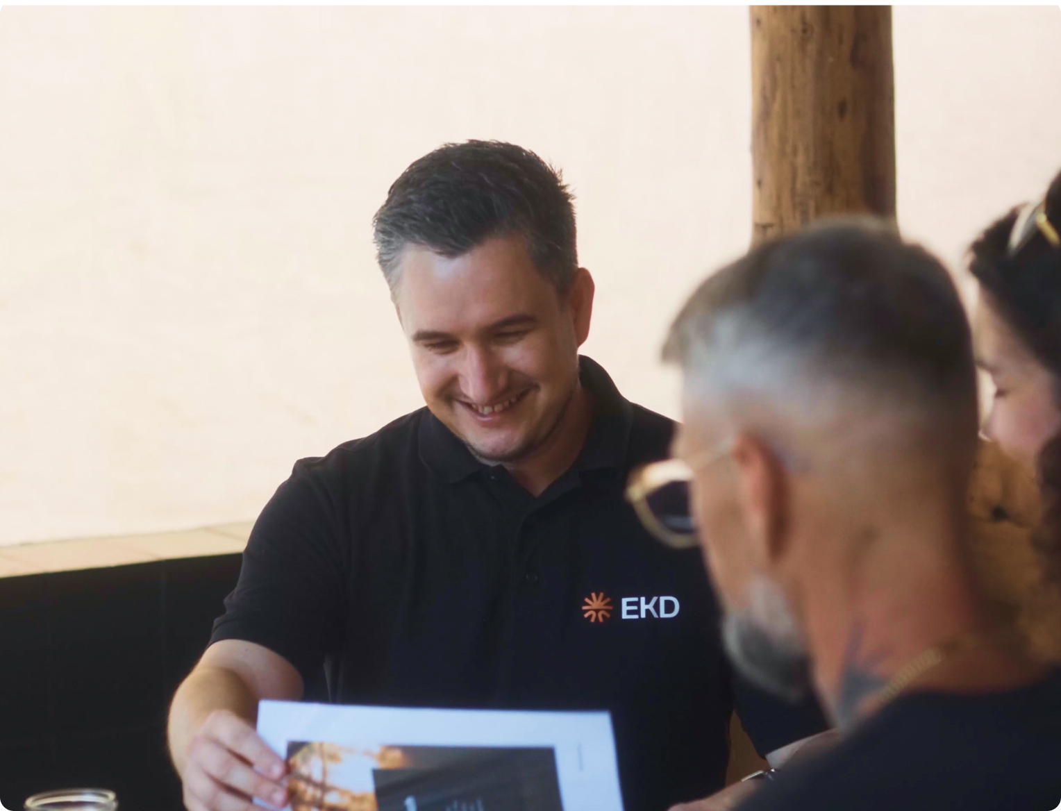 EKD Berater und Kunden im Gespräch