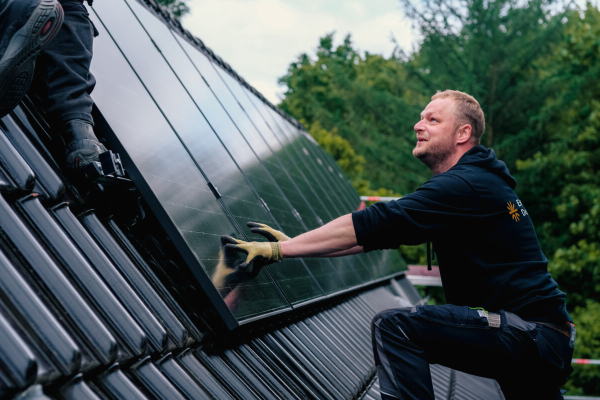 EKD Monteuer mit Solaranlage