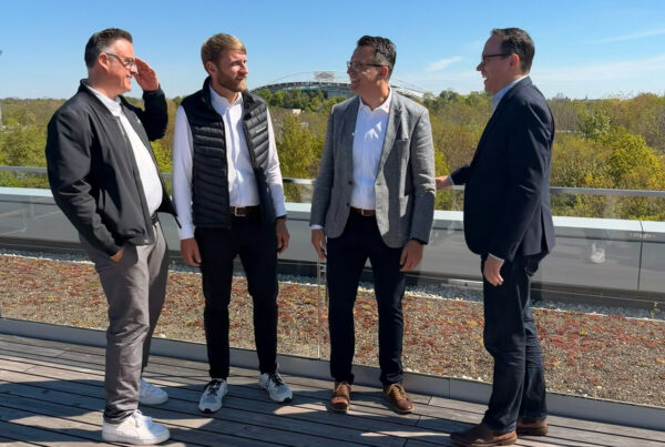Staatsminister Dirk Panter besucht die von EKD realisierten Photovoltaikanlagen bei RB Leipzig in Leipzig.
