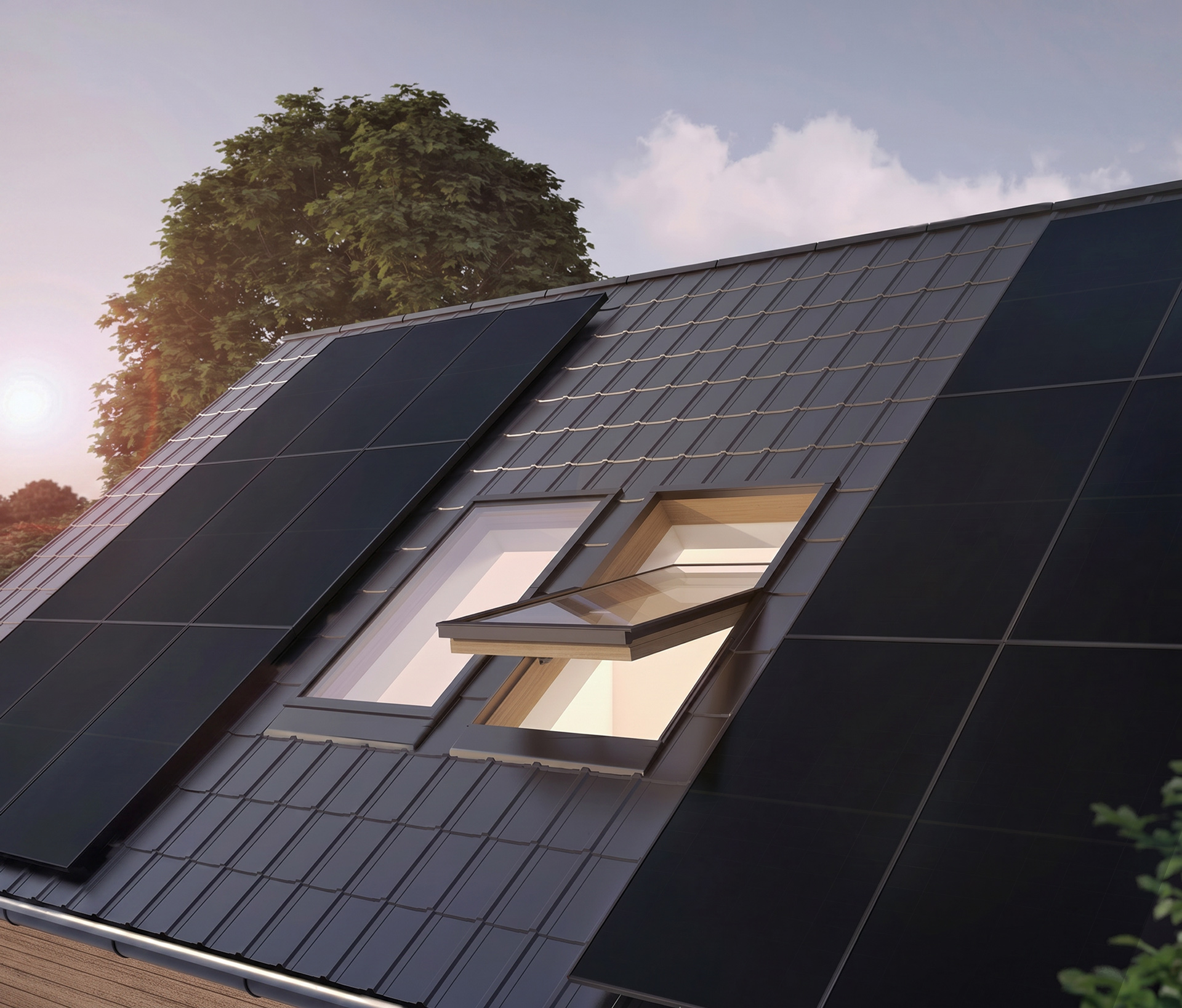 Hausdach mit Solarmodulen und Baum im Hintergrund
